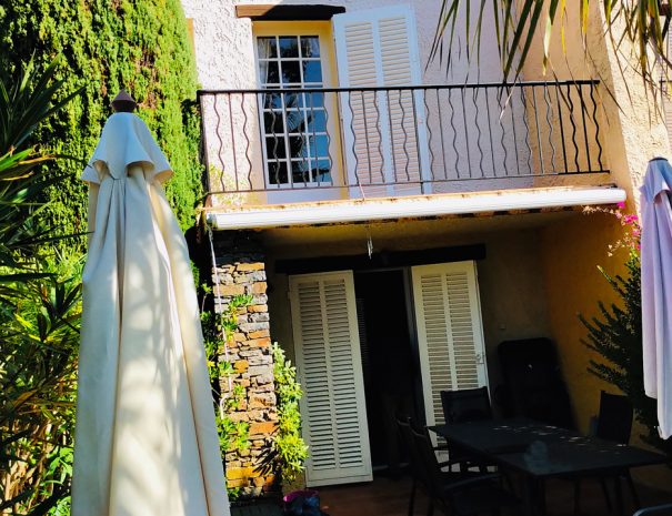 Jardin et terrasse sur maison à louer à Porquerolles