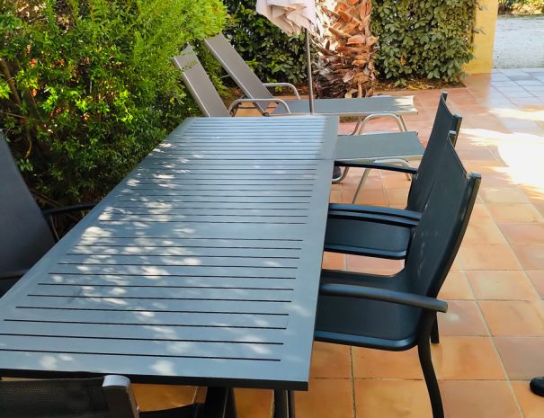 Terrasse et grande tablée pour les vacances à Porquerolles !